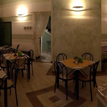Lungomare Hotel マリーナ・ディ・チェーチナ エクステリア 写真