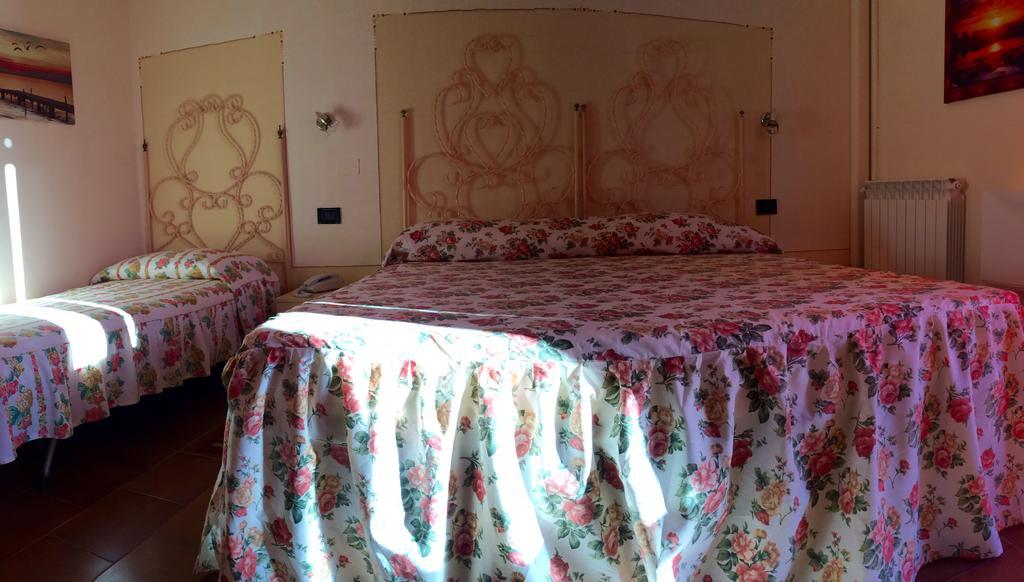 Lungomare Hotel マリーナ・ディ・チェーチナ エクステリア 写真