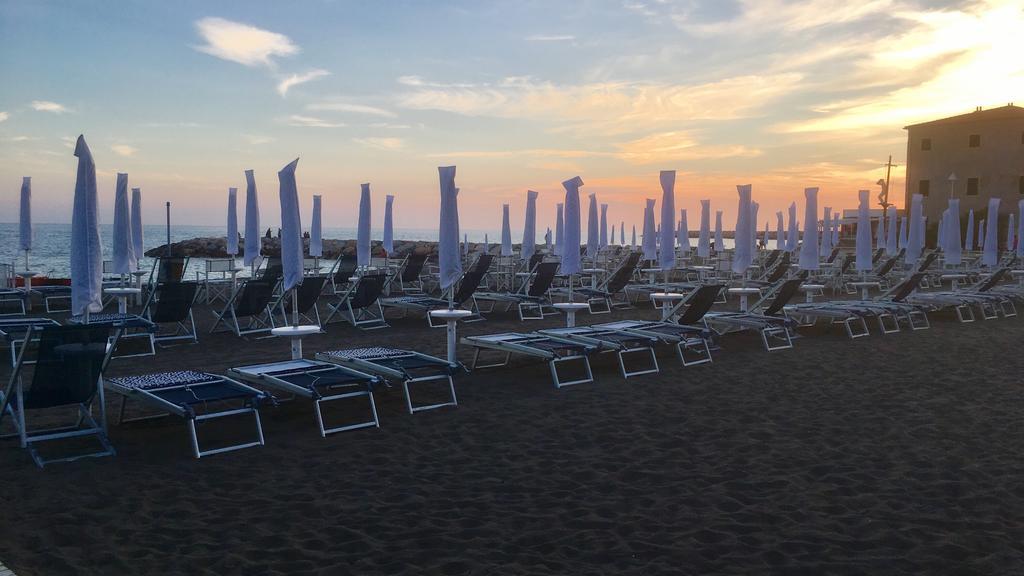 Lungomare Hotel マリーナ・ディ・チェーチナ エクステリア 写真